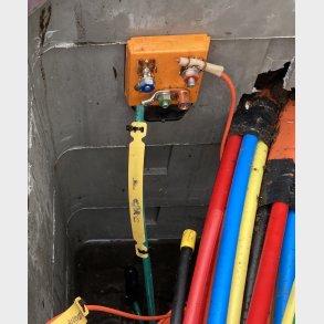 Isoleret jordkontakt med 2 positioner og jordforbindelse